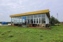 Thi thể người đàn ông trong bến xe bỏ hoang