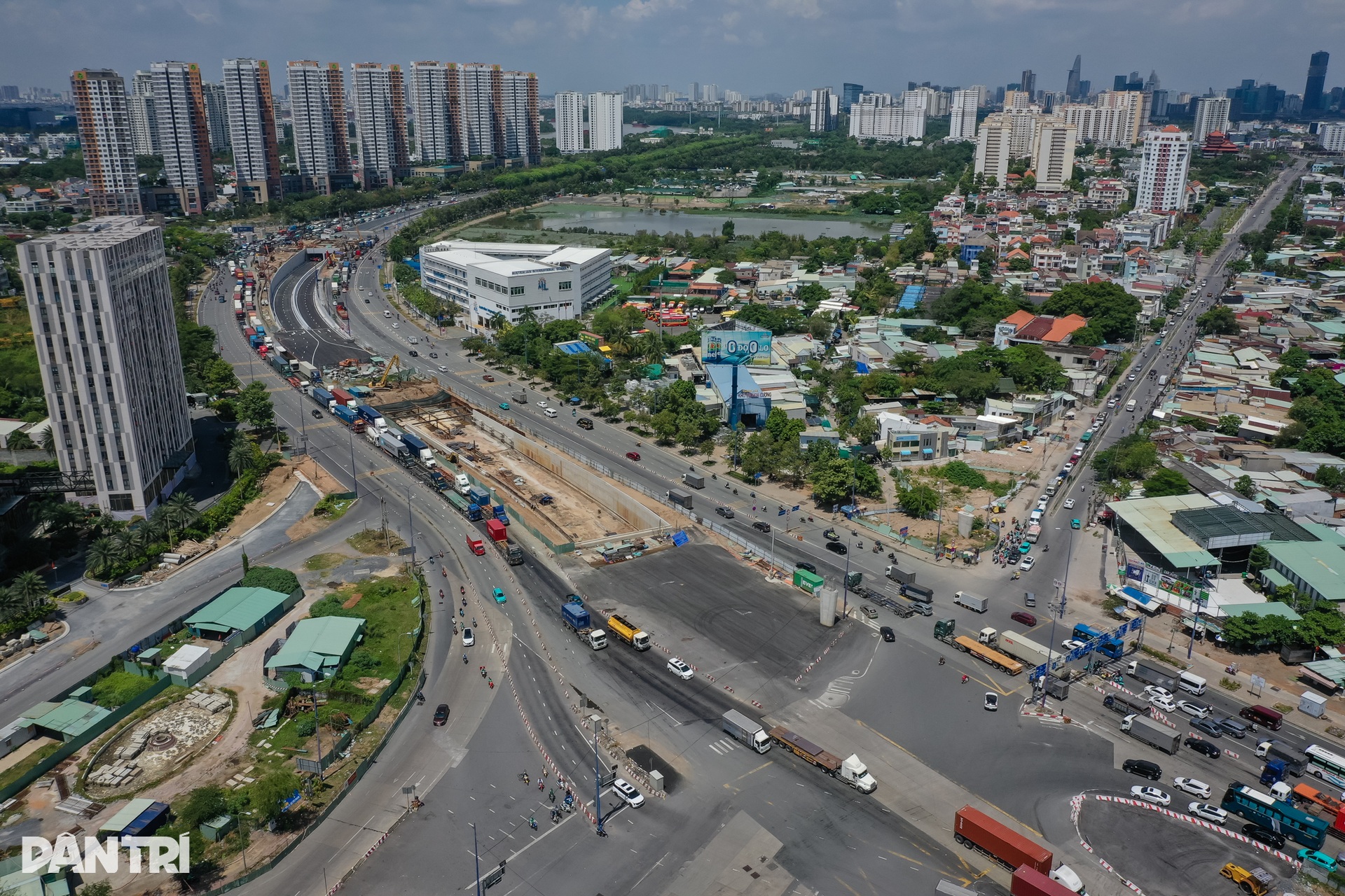 Nhánh hầm chui đầu tiên ở nút giao lớn nhất TPHCM hoàn thành - 11 Nhánh hầm chui đầu tiên ở nút giao lớn nhất TPHCM hoàn thành - 11