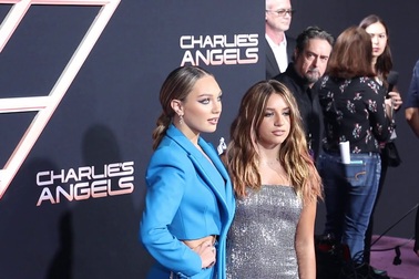 Maddie Ziegler và em gái xinh đẹp trên thảm đỏ