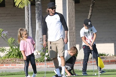 David Beckham đưa con đi chơi golf