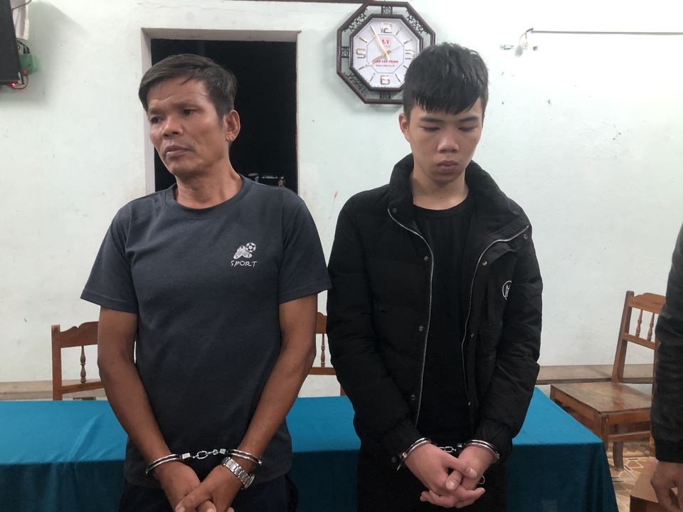 Nghiện cờ bạc trên mạng, vợ chồng cùng con trai lừa đảo hơn 17 tỷ đồng - 1 Nghiện cờ bạc trên mạng, vợ chồng cùng con trai lừa đảo hơn 17 tỷ đồng - 1