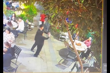 Nhân viên nhà hàng hậu đậu, đá văng smartphone của khách vào nồi lẩu