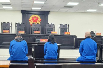 Cựu cán bộ TAND Tối cao hầu tòa với cáo buộc nhận thùng tiền 20 tỷ đồng