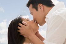 Đàn ông khi hôn đặt tay lên 4 điểm này, chứng tỏ anh ấy yêu bạn