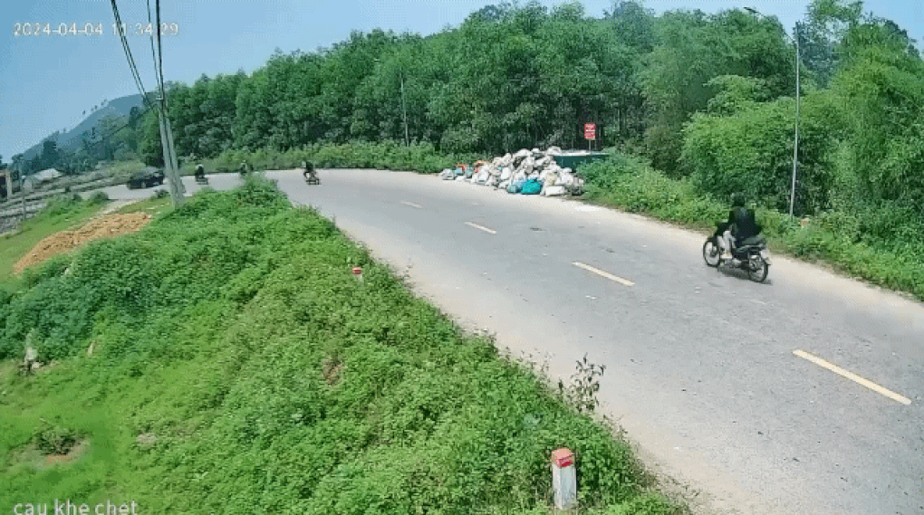Hai xe máy đối đầu khi vào cua, 2 người bị thương - 1 Hai xe máy đối đầu khi vào cua, 2 người bị thương - 1