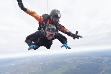 Cụ ông 106 tuổi vẫn nhảy dù tiết lộ loại nước yêu thích "đâu cũng có"