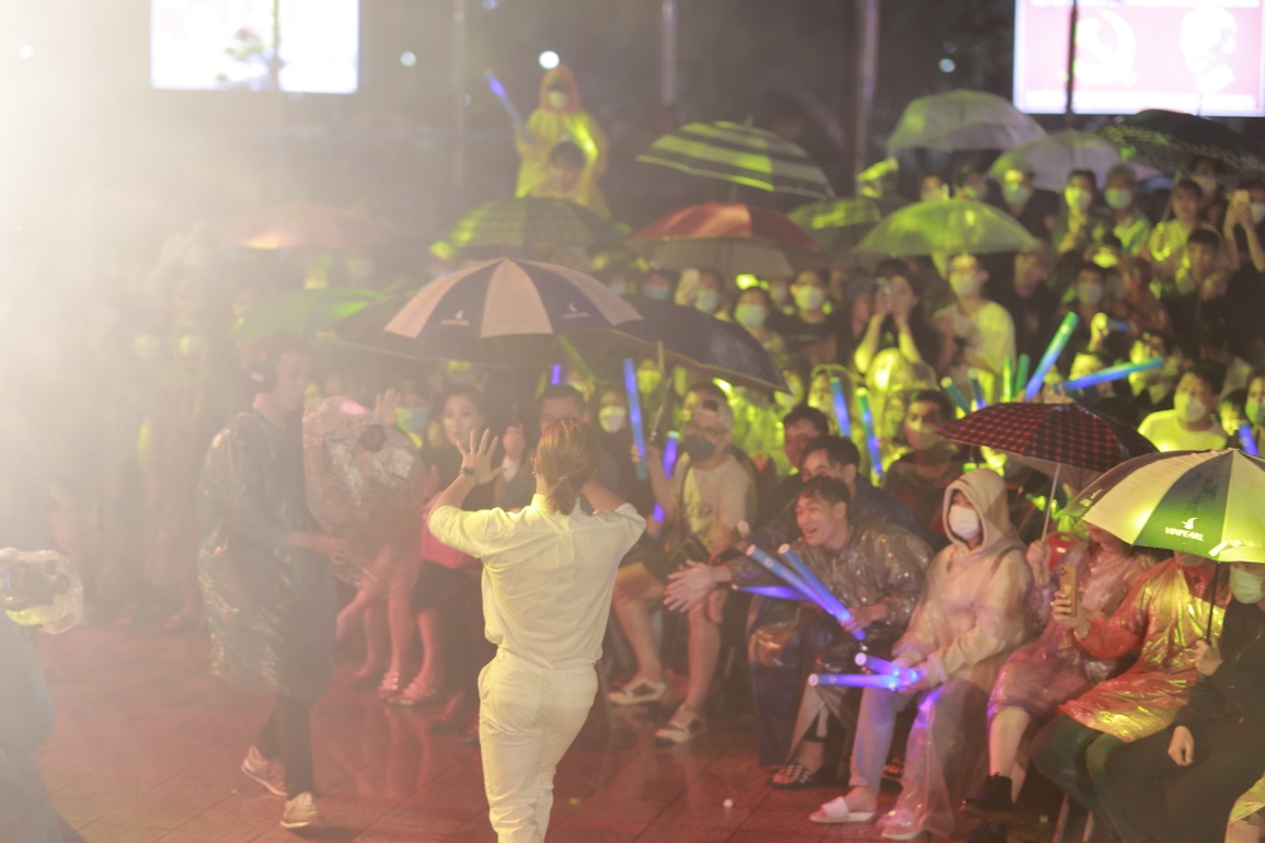 Trở lại miền Trung, ca sĩ Thủy Tiên diễn sung tới... rách váy - 1 Trở lại miền Trung, ca sĩ Thủy Tiên diễn sung tới... rách váy - 1