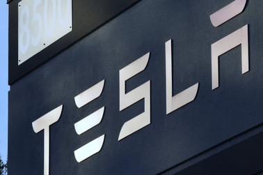 Vì sao giá cổ phiếu Tesla bỗng tăng vọt?