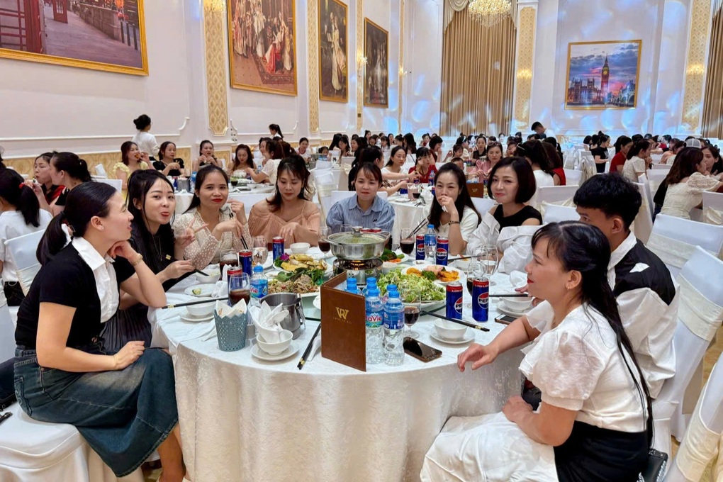 Công nhân khoe bữa tiệc 5,2 tỷ đồng ở nhà hàng hạng sang của công ty - 2 Công nhân khoe bữa tiệc 5,2 tỷ đồng ở nhà hàng hạng sang của công ty - 2