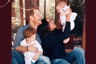 Hai chi tiết đặc biệt trong bưu ảnh Giáng sinh của gia đình Hoàng tử Harry