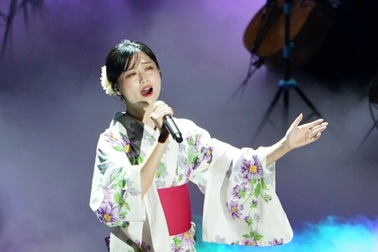 "Vợ hụt" điện ảnh của Trịnh Công Sơn đi guốc mộc, hát trên sân khấu