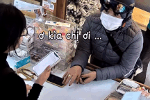 Khách sang tay đeo đầy vàng, thó điện thoại của nhân viên tiệm bánh