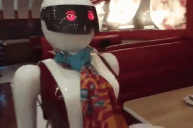 Các nhân viên phục vụ bàn có bị mất việc nếu chú robot này về Việt Nam?