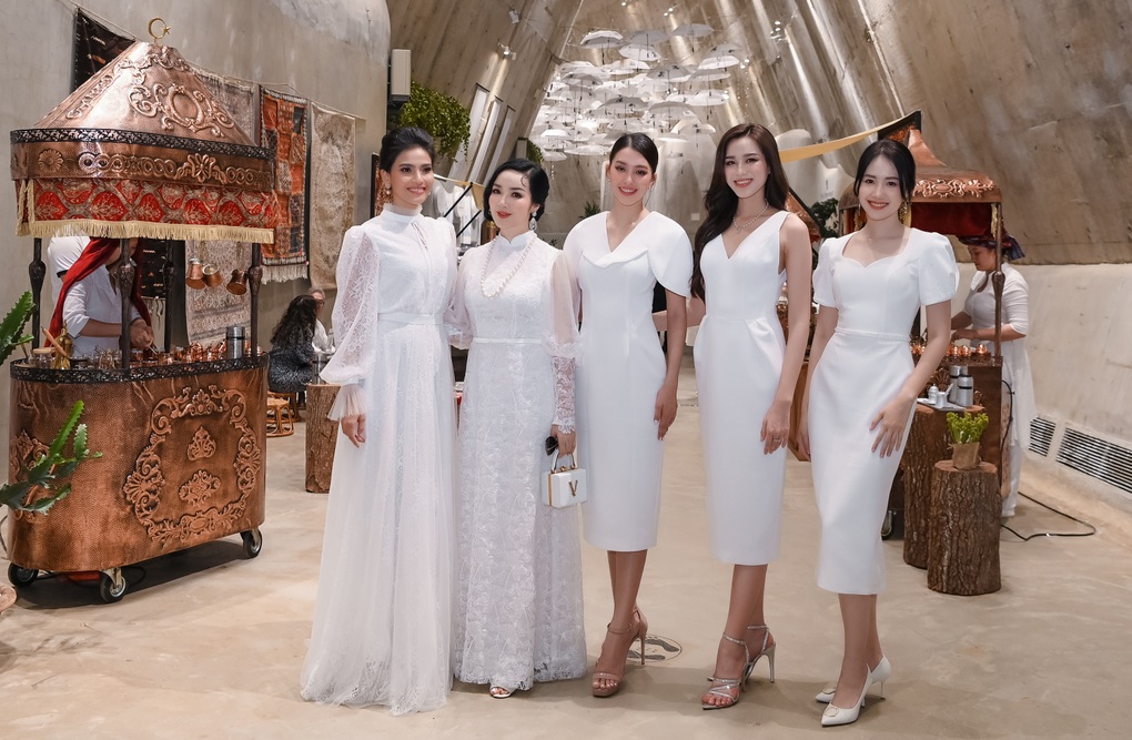 Hoa hậu Giáng My, Tiểu Vy, Đỗ Thị Hà khoe dáng với đầm trắng - 1 Hoa hậu Giáng My, Tiểu Vy, Đỗ Thị Hà khoe dáng với đầm trắng - 1