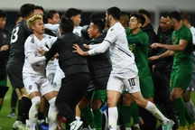 Báo Trung Quốc tố cầu thủ Thái Lan cố ý đánh nhau vì muốn trả thù