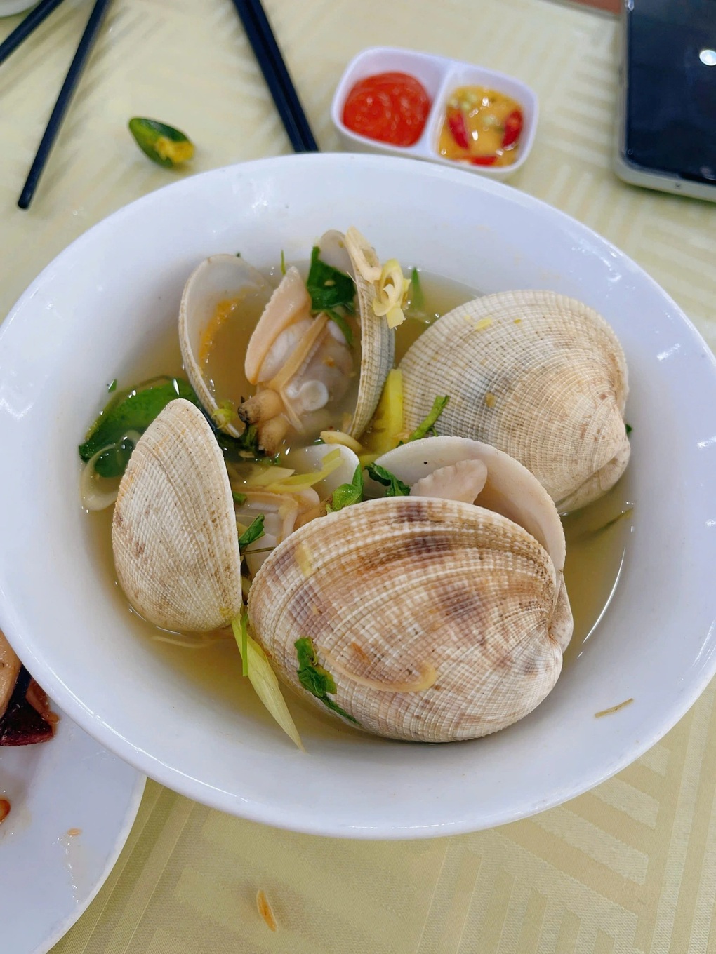 Khách thấy đắt đỏ khi ăn quán ốc ở Hạ Long 8 người hết gần 6 triệu đồng - 1 Khách thấy đắt đỏ khi ăn quán ốc ở Hạ Long 8 người hết gần 6 triệu đồng - 1