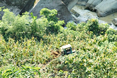 Máy xúc lao xuống vực sâu, lái máy người Trung Quốc trọng thương