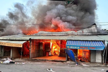 Cháy chợ quần áo cũ lớn nhất miền Tây, cả trăm sạp hàng bị thiêu rụi