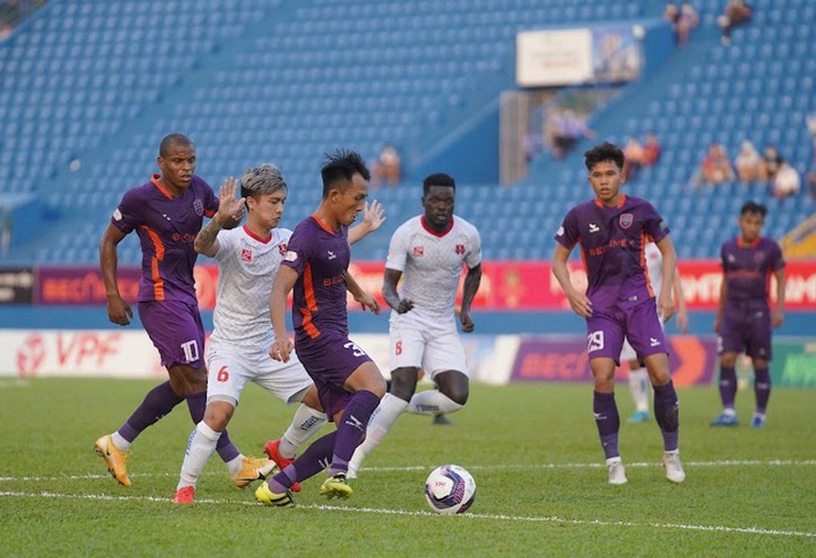 Tranh cãi gay gắt về quả phạt đền khó hiểu ở V-League - 2 Tranh cãi gay gắt về quả phạt đền khó hiểu ở V-League - 2