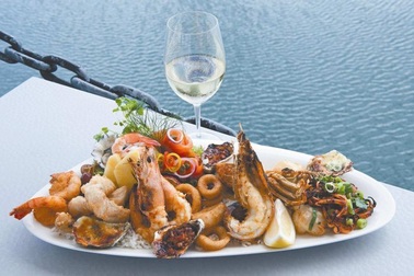 Thực khách ăn hết hơn chục triệu tiền hải sản rồi nhảy xuống biển quỵt tiền