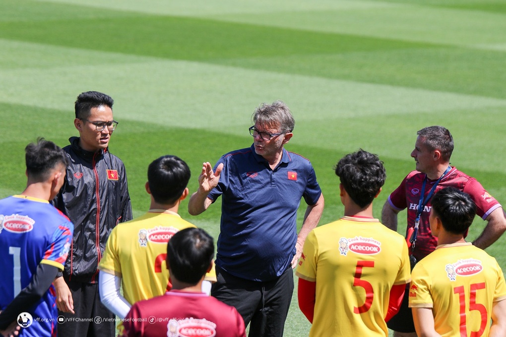 HLV Philippe Troussier chỉnh cầu thủ U23 Việt Nam trước trận gặp UAE - 4 HLV Philippe Troussier chỉnh cầu thủ U23 Việt Nam trước trận gặp UAE - 4