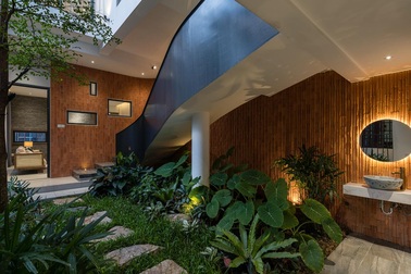 Nhà vườn 100 m2, cản khói bụi ngập cây xanh giữa Sài Gòn sầm uất