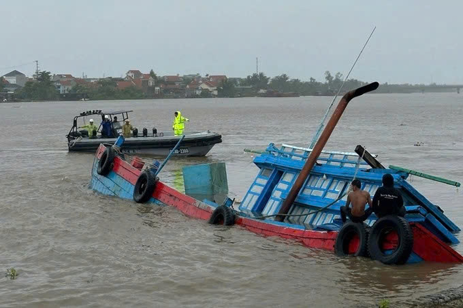 Tàu lật, cây đổ, nhà tốc mái do ảnh hưởng bão Wipha - 1 Tàu lật, cây đổ, nhà tốc mái do ảnh hưởng bão Wipha - 1