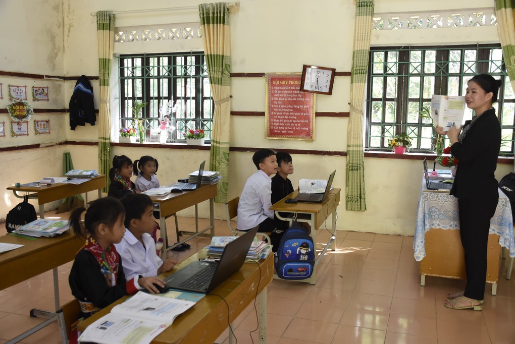 Nữ giáo viên xinh đẹp mang công nghệ thông tin tới điểm trường vùng cao - 4 Nữ giáo viên xinh đẹp mang công nghệ thông tin tới điểm trường vùng cao - 4
