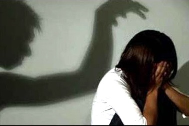 Cha dượng "hờ" hiếp dâm bé gái 10 tuổi khi kèm dạy học