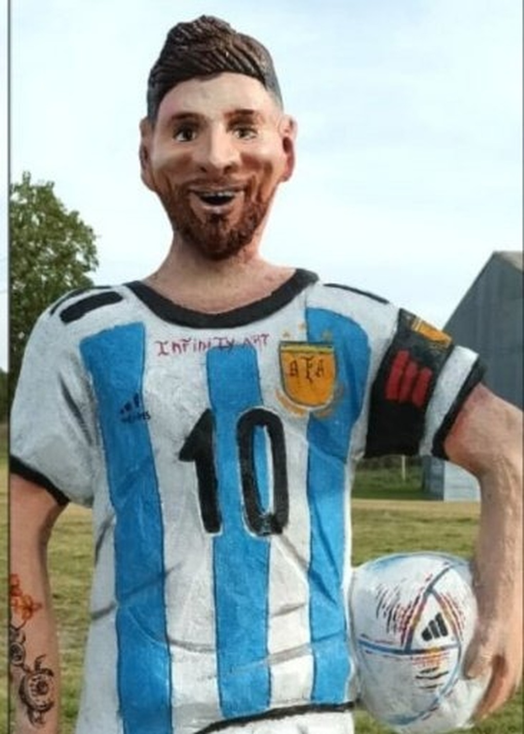 Cổ động viên chế giễu bức tượng của Messi ở Argentina - 2 Cổ động viên chế giễu bức tượng của Messi ở Argentina - 2