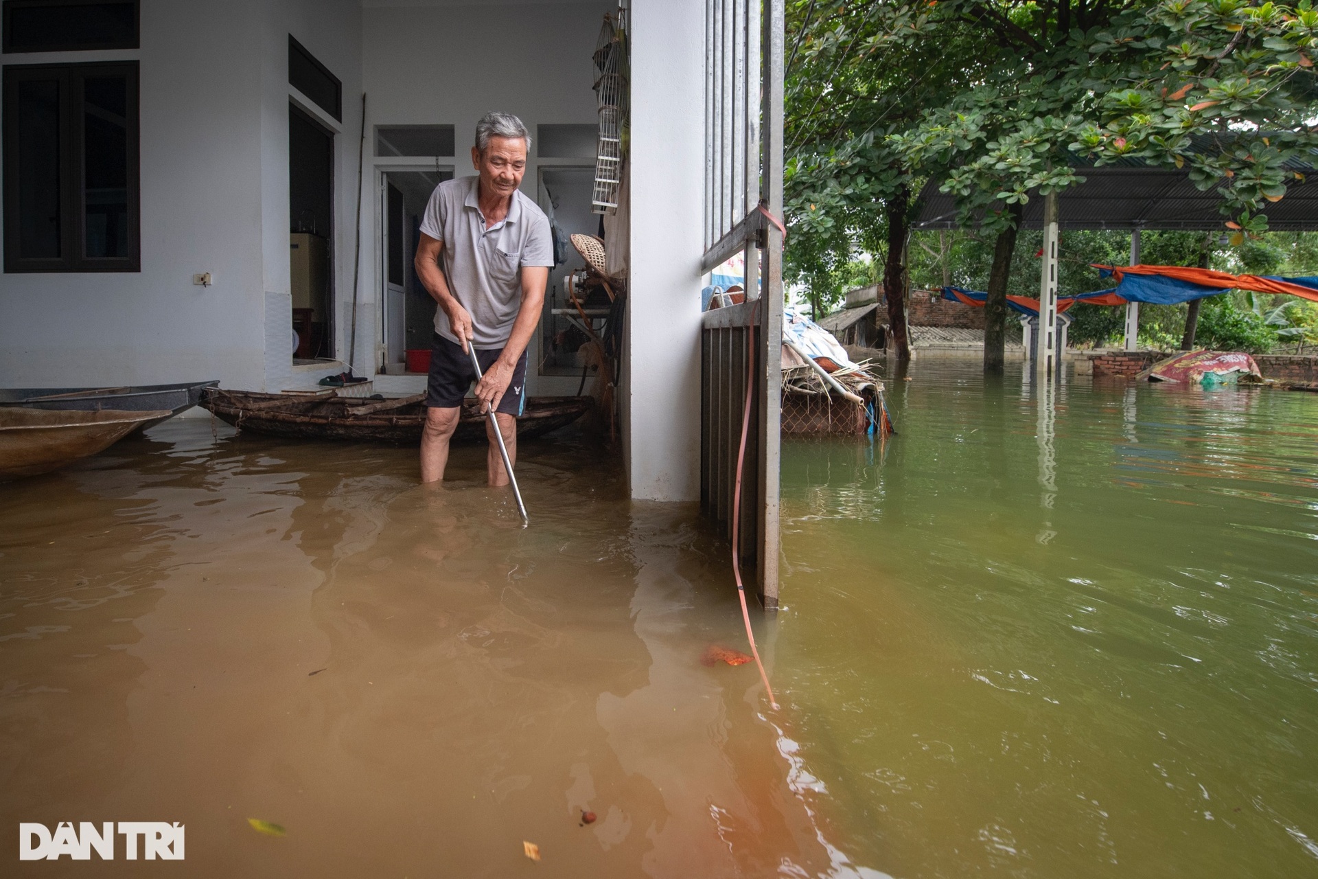 Hà Nội: Dân không dám tắm, gãi ngày đêm nơi 10 ngày ngập giữa biển nước - 14