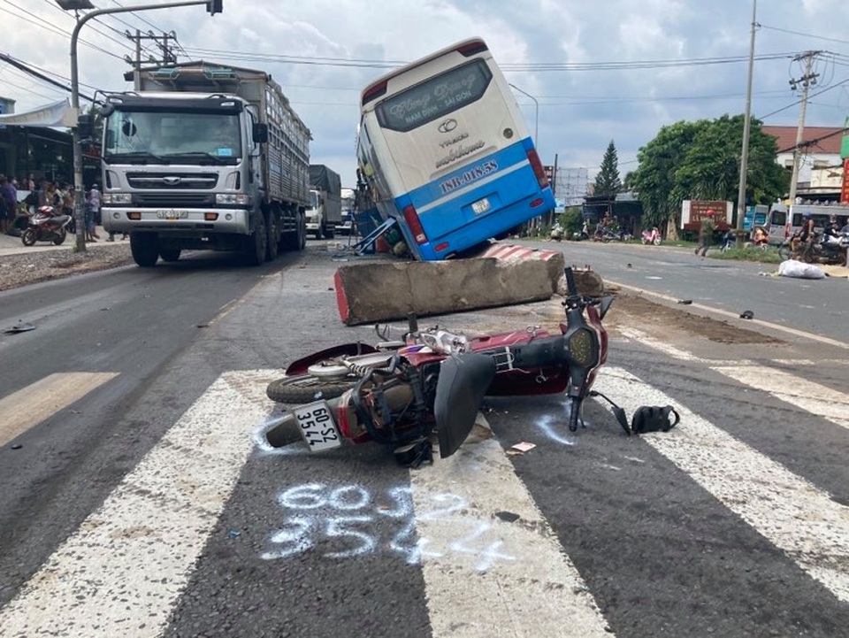 Xe khách tông 2 xe máy rồi trèo lên dải phân cách, 2 người thương vong - 1 Xe khách tông 2 xe máy rồi trèo lên dải phân cách, 2 người thương vong - 1