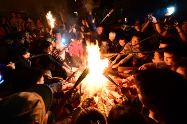 Hà Nội: Dân làng chạy thục mạng rước lửa may mắn về nhà