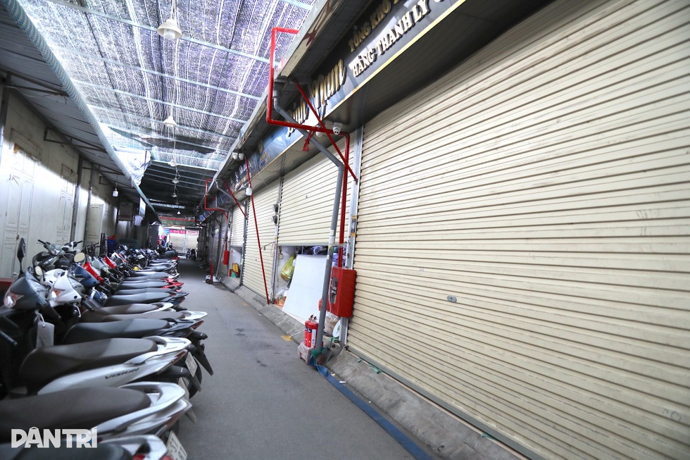 Thủ phủ thời trang lớn nhất miền Bắc: Cửa đóng then cài giữa mùa làm ăn - 2 Thủ phủ thời trang lớn nhất miền Bắc: Cửa đóng then cài giữa mùa làm ăn - 2