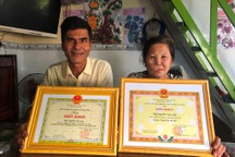 Đôi vợ chồng nhặt ve chai trả lại túi xách chứa hơn 1 tỷ đồng tiền, vàng