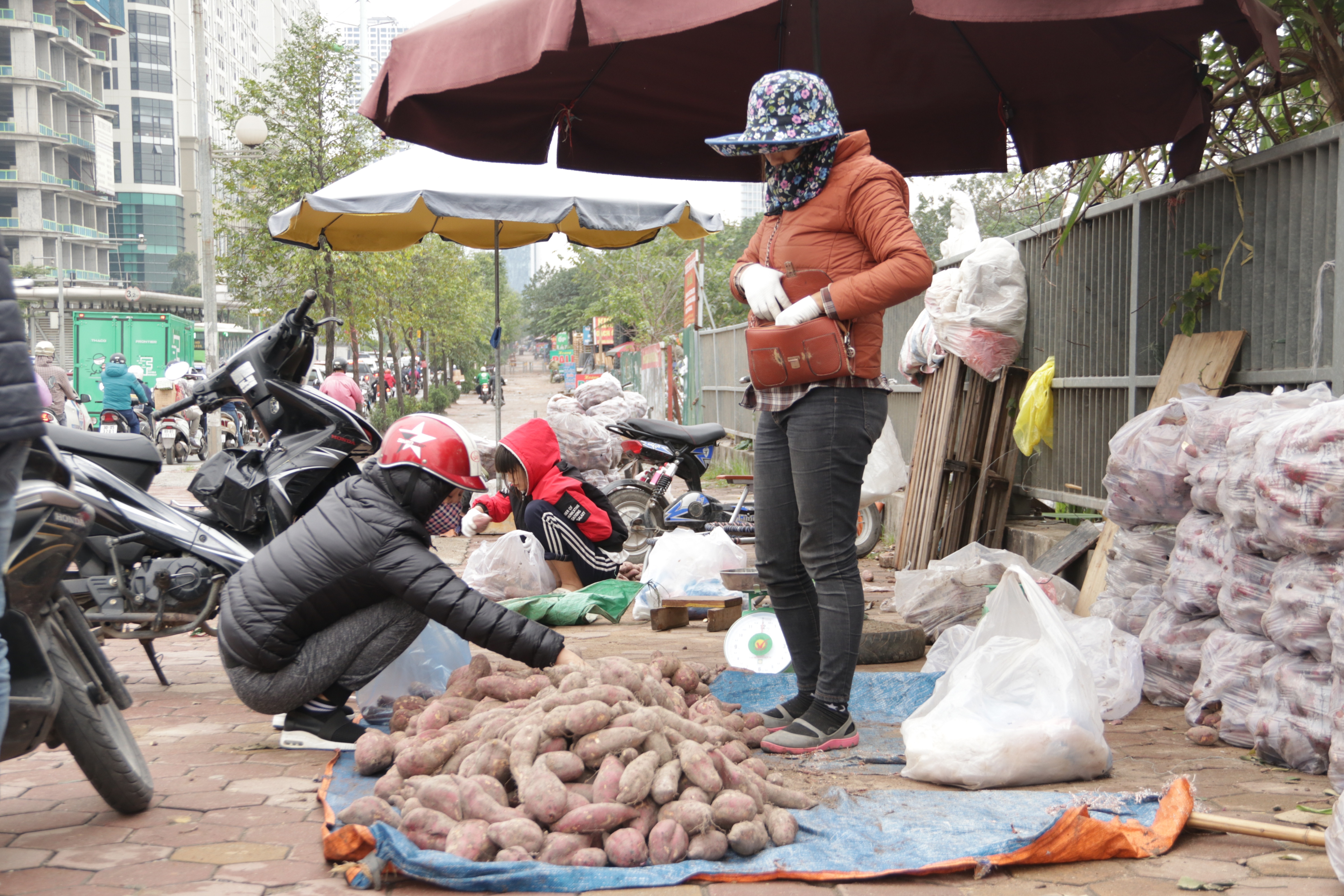 Hà Nội: Lấy mác giải cứu nông sản để chiếm vỉa hè nhiều tuyến phố - 15 Hà Nội: Lấy mác giải cứu nông sản để chiếm vỉa hè nhiều tuyến phố - 15