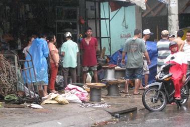 Đổ xô đi mua hàng chống bão