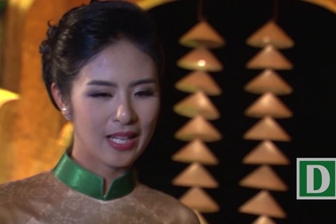 Ngọc Hân đưa tranh Hàng Trống vào áo dài Việt