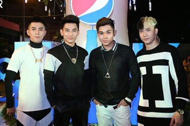 Cận cảnh chai thủy tinh khổng lồ tại Nhà văn hóa thanh niên TPHCM