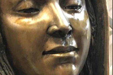 Hàng nghìn du khách đổ xô tới xem tượng Đức mẹ Maria nhỏ lệ