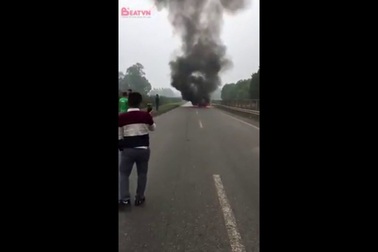 Ô tô bốc cháy ngùn ngụt trên cao tốc Thái Nguyên - Hà Nội