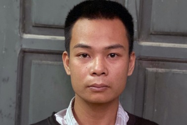 Nam thanh niên khống chế nhân viên thu ngân, cướp cửa hàng điện thoại