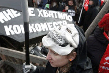 Kéo quan tài diễu phố, bác sĩ Nga tuần hành phản đối cải cách y tế