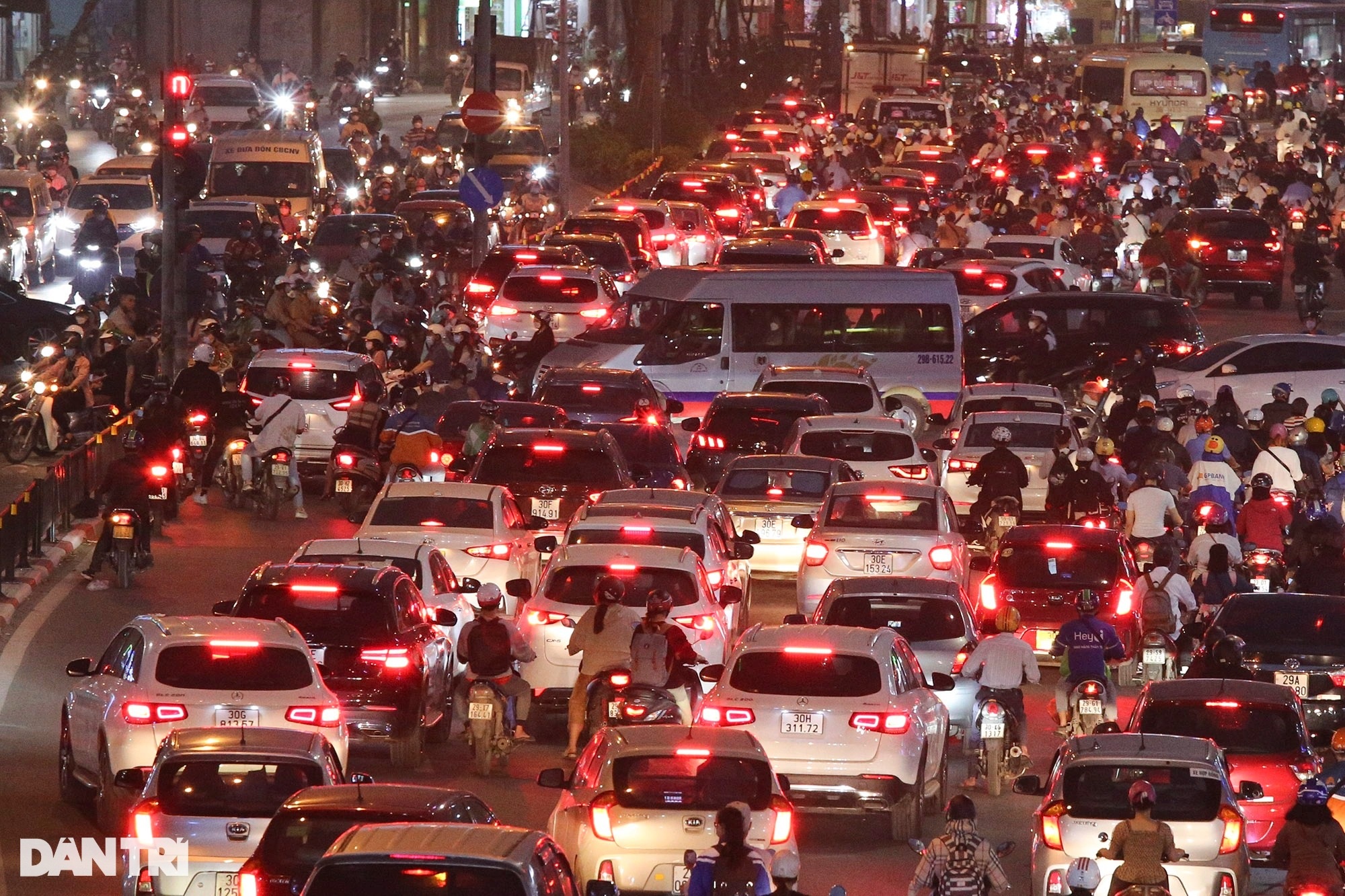 Đường phố ùn tắc giờ cao điểm, bình thường cũ ở Hà Nội đã quay trở lại? - 15 Đường phố ùn tắc giờ cao điểm, bình thường cũ ở Hà Nội đã quay trở lại? - 15