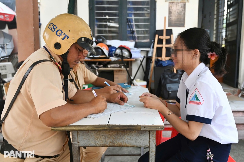 Bị CSGT TPHCM xử phạt, nữ sinh bật khóc vì sợ hạ hạnh kiểm - 1 Bị CSGT TPHCM xử phạt, nữ sinh bật khóc vì sợ hạ hạnh kiểm - 1