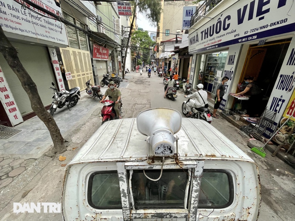 Theo chân công an Hà Nội xử lý người ra đường không lý do chính đáng - 10 Theo chân công an Hà Nội xử lý người ra đường không lý do chính đáng - 10