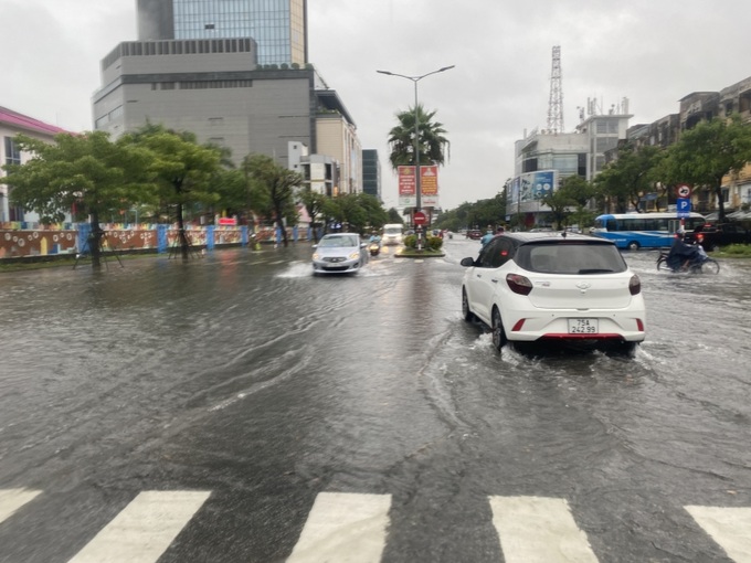Khu vực đường Đống Đa, trước mặt trường Mần non Hoa Mai, TP Huế bị ngập sâu sau những trận mưa lớn