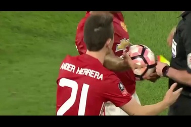 Phản ứng của HLV Mourinho sau khi Ander Herrera nhận thẻ đỏ