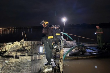 Huy động 100 cảnh sát đột kích công trường khai thác cát trái phép