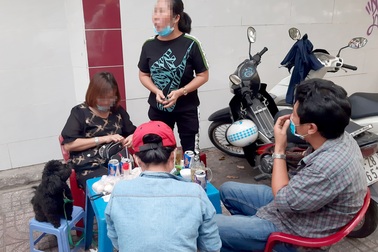 Ngồi nhậu trên vỉa hè và không đeo khẩu trang, 3 người bị phạt 6 triệu đồng